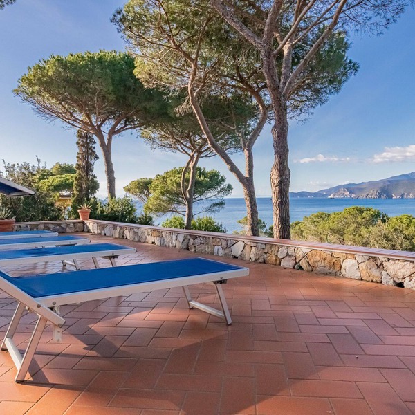 Villa with private access to the beach