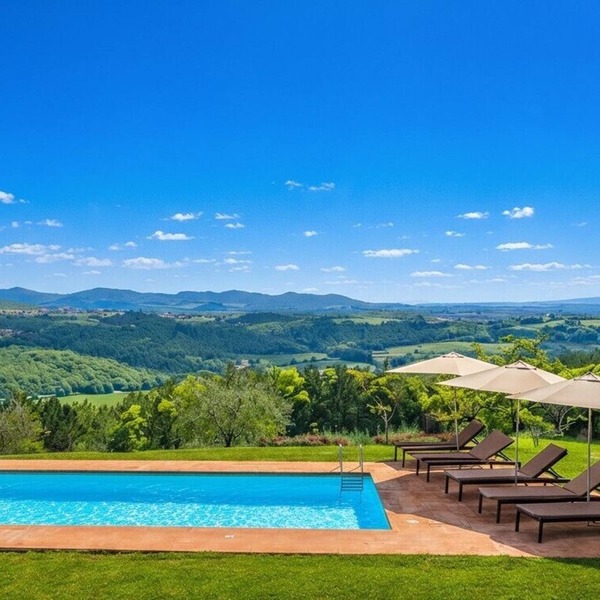 Villa with private pool on 25 acres in the heart of Chianti, close to Siena