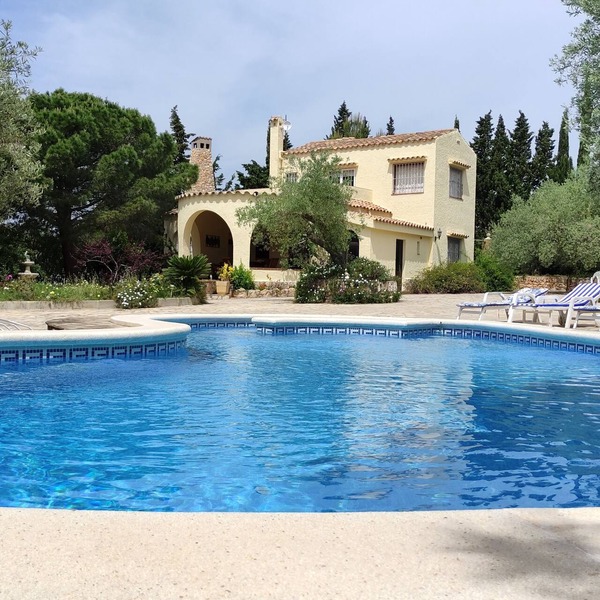 Villa with private pool in the countryside in a quiet are