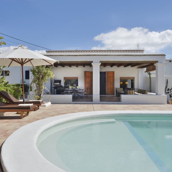 Villa With Private Pool & Garden, 5 minutes walk to the Beach