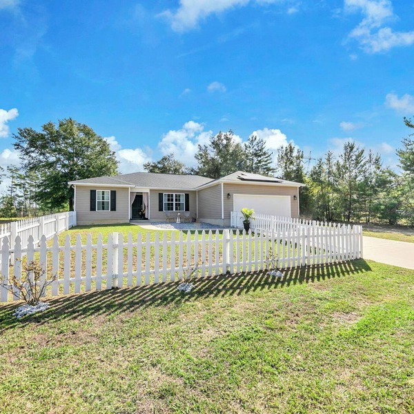 Visit historic Defuniak Springs! Beautiful country home, 40 minutes to beaches!