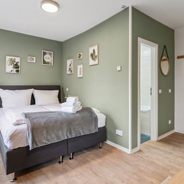 Vorstadtoase für 3 - Badewanne, Queensize-Bett, Netflix, Parken, Nähe BER