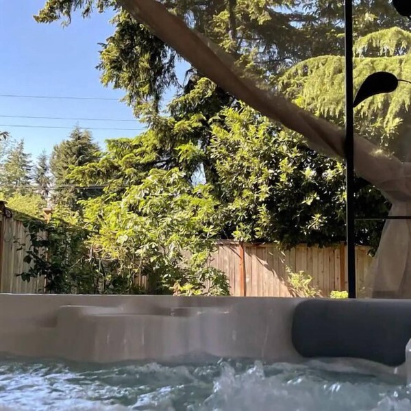 Walk 2 Light Rail-Quiet-HotTub-0.5 mi 2 Airport-Food, Shopping, Fun!