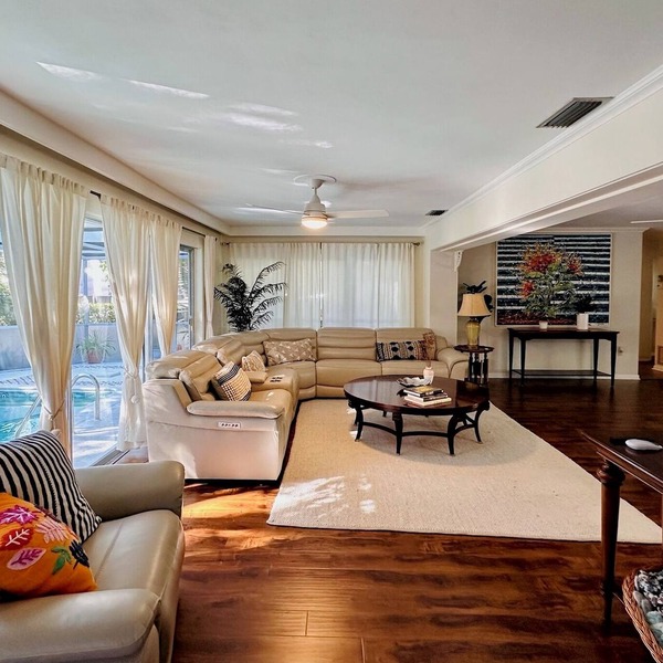Walk To Beach From Cottage-Style Home In The Heart of Naples