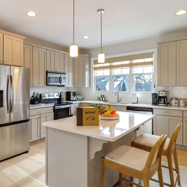 Walk to Big Boulder Mtn & Lake, Home w/Hot Tub!