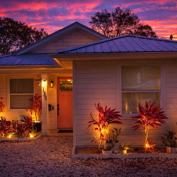 Walk to downtown, Cozy cottage designed for comfort!