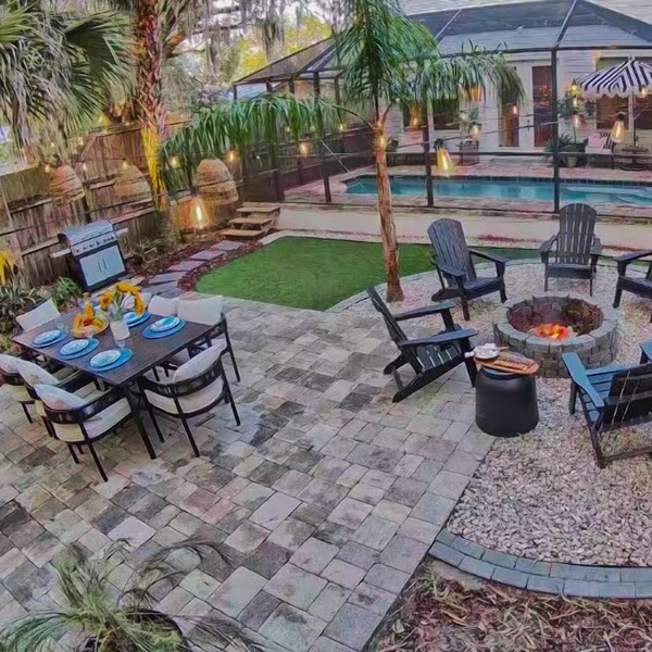 Walk to historic DOWNTOWN , Heated Pool, backyard Dining, grill, fire pit,Dog Ok