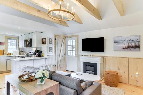 Walk to Shops & Dining: Cozy Osterville Cottage