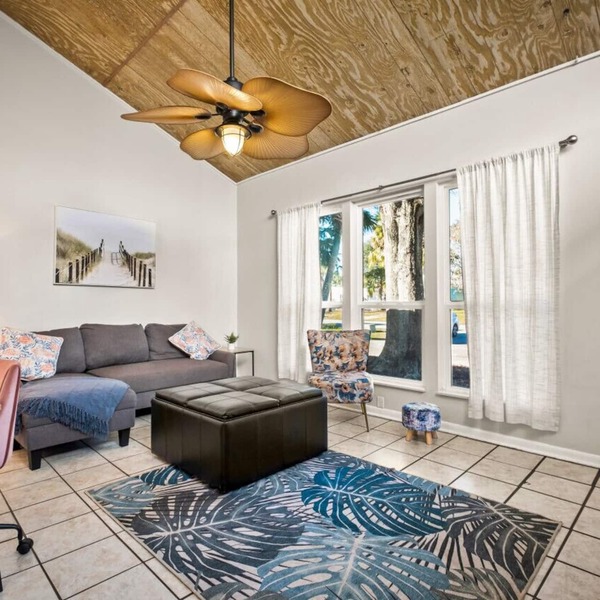 Walk2Beach/3 Bdrm/2 Bthrm/PetsOK/Fncd Yrd