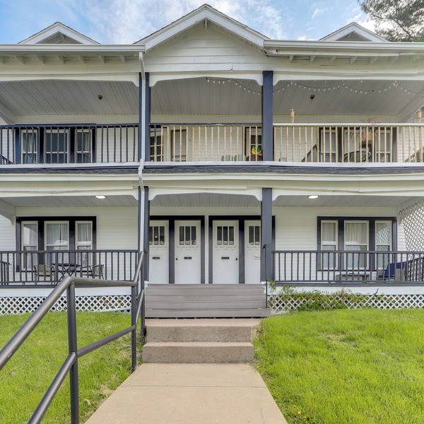 Walkable 3-Unit Hub: 8 Mi to Micron Technology!