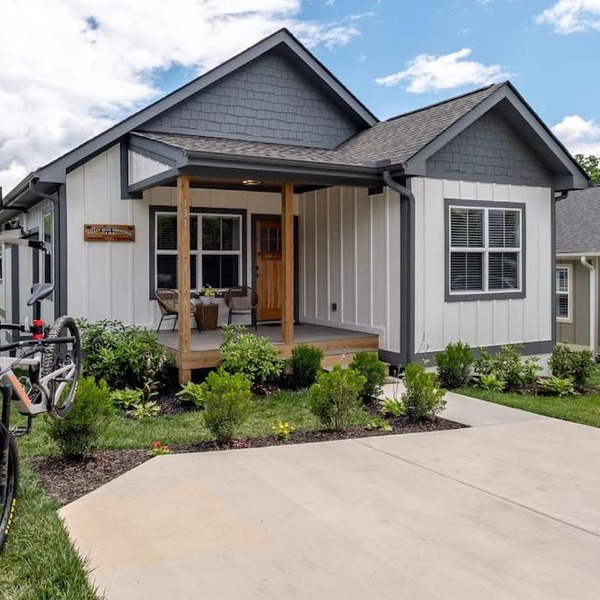 Walkable Downtown 5BR - Hot Tub and Resort Access