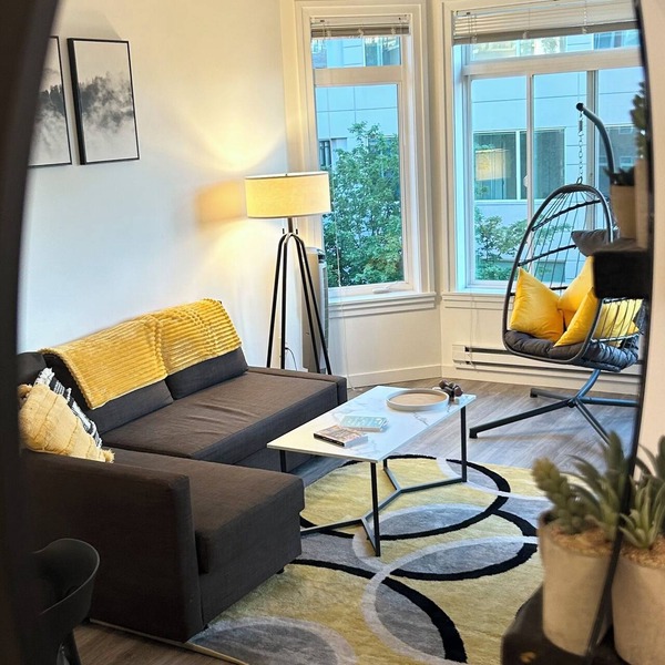 Walkable Downtown- Near Space Needle and Pike Place- Water View+Pool+Parking