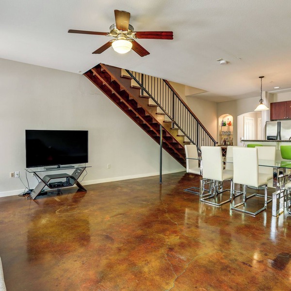 Walkable EaDo Condo Near Dtwn: Modern + Chic!