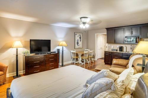 Walkable Lake Escape! Elkhart Lake Condo