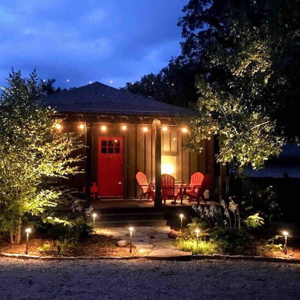 Wanderlust - completely renovated downtown cottage