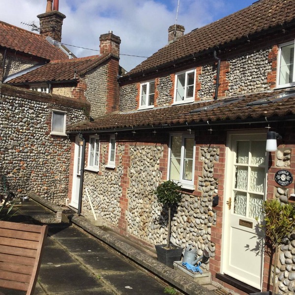 Warm and Cosy Cottage , 150yds from Holt centre with free Parking! Dog friendly