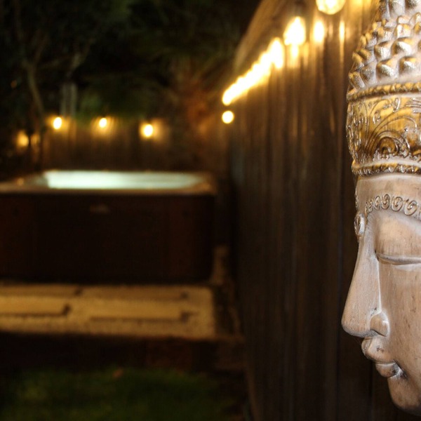Warm fire, spa pool, comfy beds, relax and unwind in the heart of Havelock North