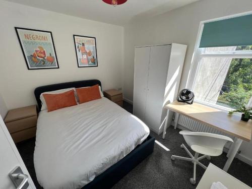 Warrington House - Sleeps 6 - WiFi - Free Parking - Contractor Friendly