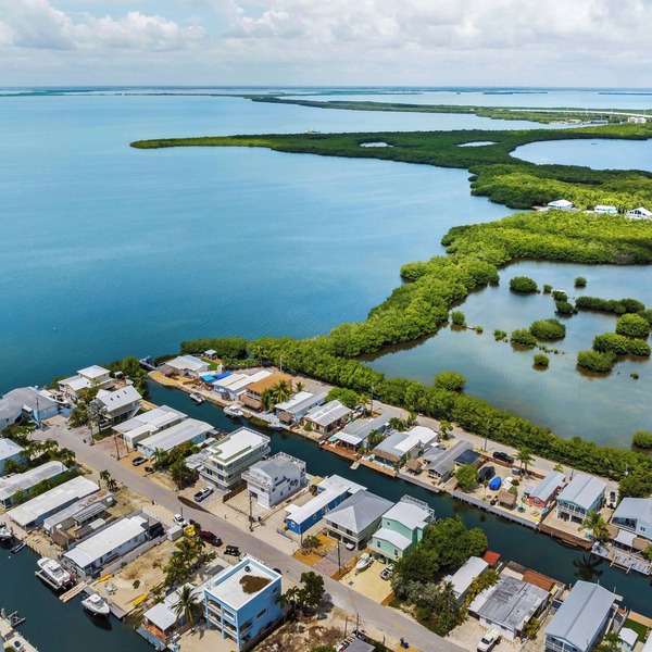 Water front 2-bedroom home in Key Largo with AC, WiFi
