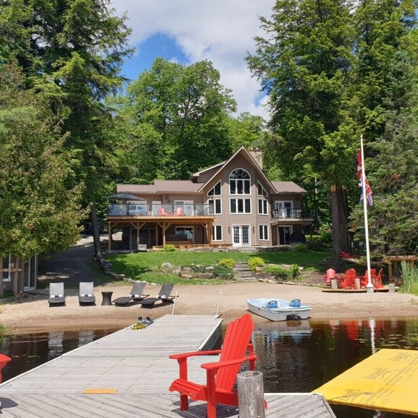 Water Front Cottage on Lake Mirage, Private Dock, Sandy Beach and Hot Tub!