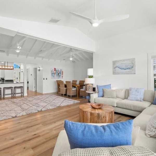 Water Front Home, with a short stroll to beach in Clearwater.