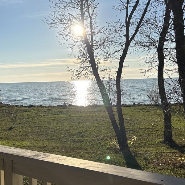 Water's Edge cedar cabin on 1 acre lakefront: a perfect retreat summer or winter