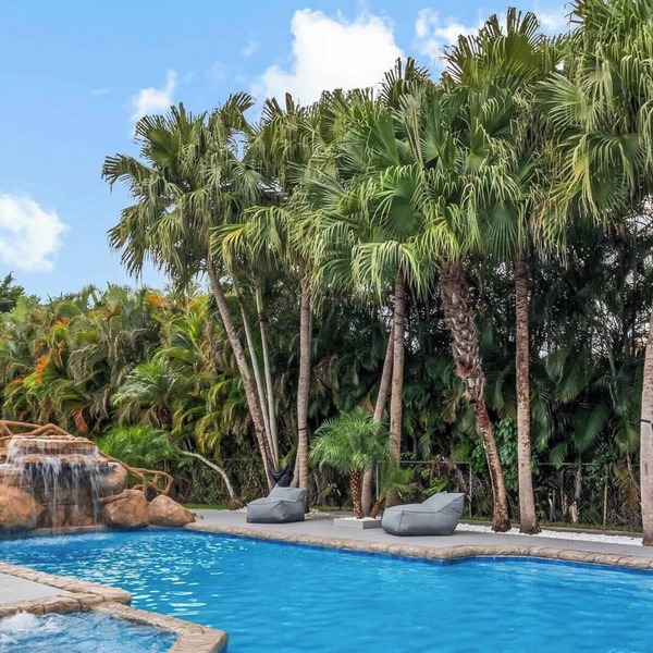 Waterfall Villa | Multi Court Watersilde Cinema