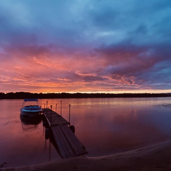 Waterfront Beach Paradise - 3 Bed, 2 Washroom Cottage with Outdoor Bar