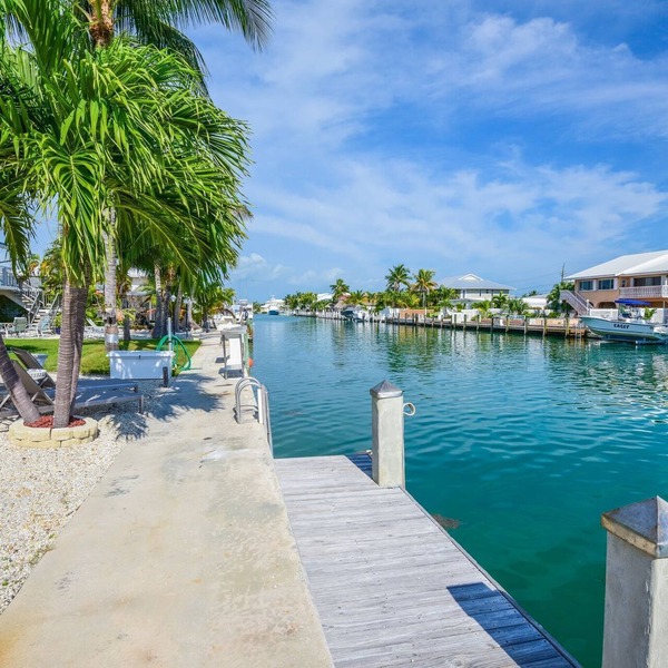 WATERFRONT 2 bed 2bath - 37-ft Dock, Cabana Club, Kayak, Bikes & Ample Parking