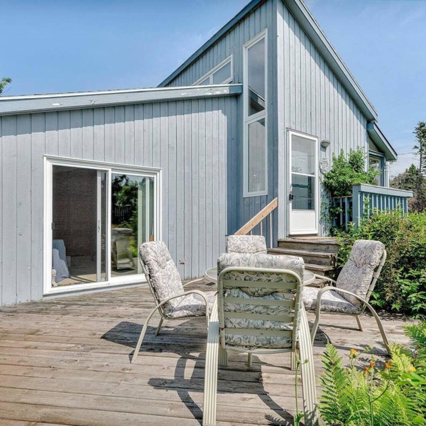 Waterfront 2 BR cottage on 1 acre private lot walking distance to beaches!