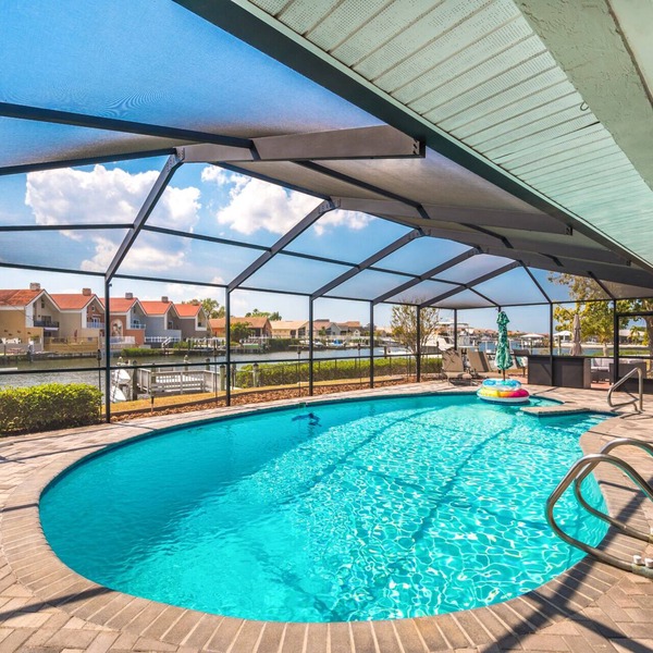 Waterfront 3B/2BA private pool & private dock, free kayaks,