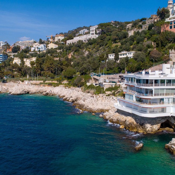 Waterfront 4BR apartment with breathtaking views and direct access to the sea