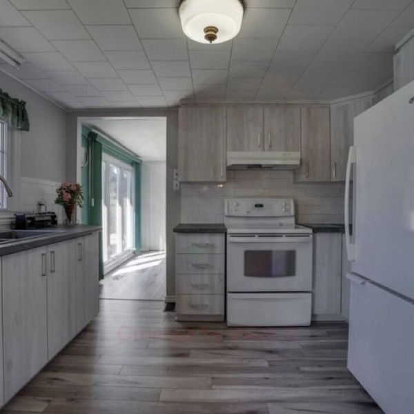 Waterfront 5 Bed /3 Bath Cottage on Farm Lake