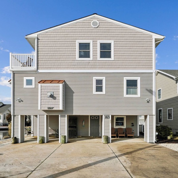Waterfront 5 bedroom vacation retreat in South Bethany
