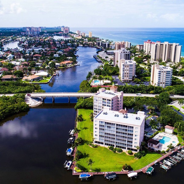 Waterfront, beautiful, clean, well-equipped, steps to Vanderbilt beach!