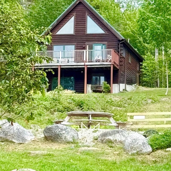 Waterfront Cabin with Private Beach in Bar Harbor. Minutes from Acadia National Park & Downtown Bar Harbor. Newly furnished 3-bedroom, two baths with game room, outdoor grill and fire-pit.