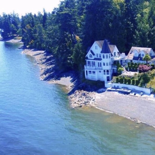 Waterfront Castle on the beach with hot tub on 1.58 Acres at downtown Chemainus