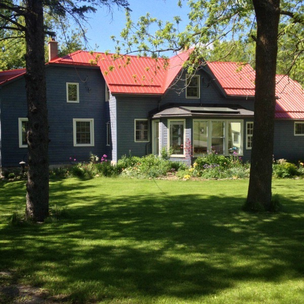Waterfront Century Home with heated swimming pool Sleeps 10 . P.E.C