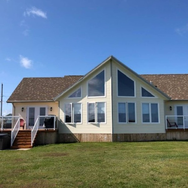 Waterfront cottage on beautiful Brackley Bay