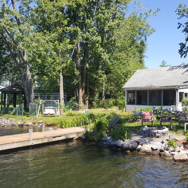 Waterfront cottage, two docks, great fishing, open to Oneida Lake, lg yard