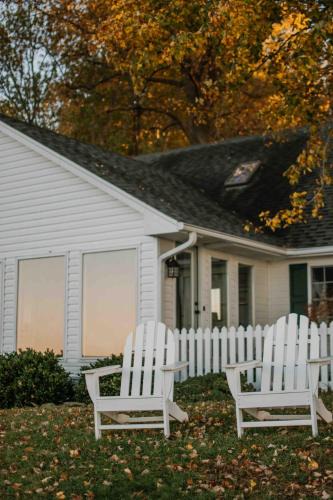Waterfront Cottage Getaway Views, Kayaks, Fire Pit