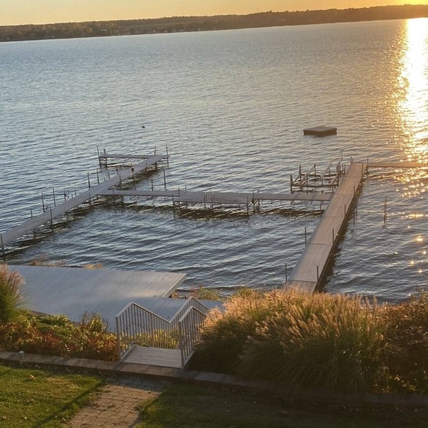 Waterfront Cottage, Large Dock Access, Beautiful Deck Views, Dog Friendly!