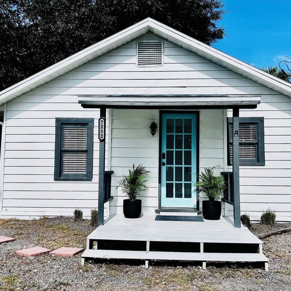 Waterfront Cottage with private canal.Access to Weeki Wachee River.RV welcomed.