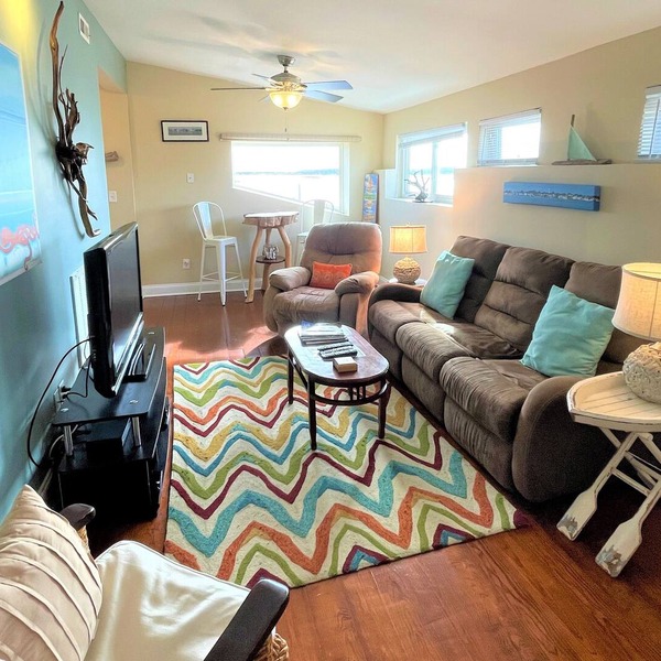 Waterfront, downtown 2 bedroom, 15 minutes from beach!