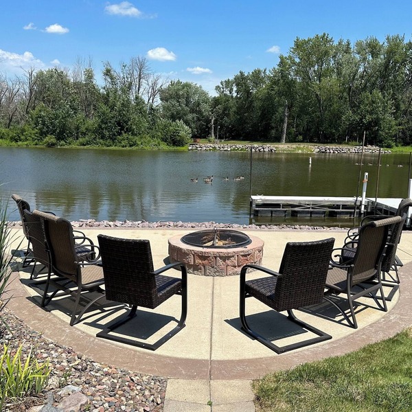 Waterfront Getaway: Kayaks, fishing, game room, fire pit, gathering room…