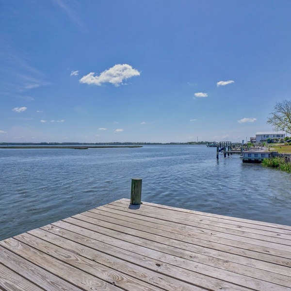 WATERFRONT, gorgeous, PVT DOCK, relax, DOWNTOWN, fish, RETREAT