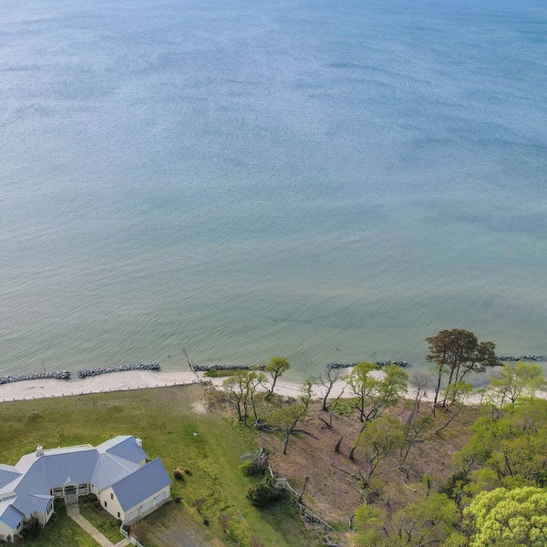 Waterfront, Gorgeous 4 BDR, 3 BA Beautiful views & sunsets