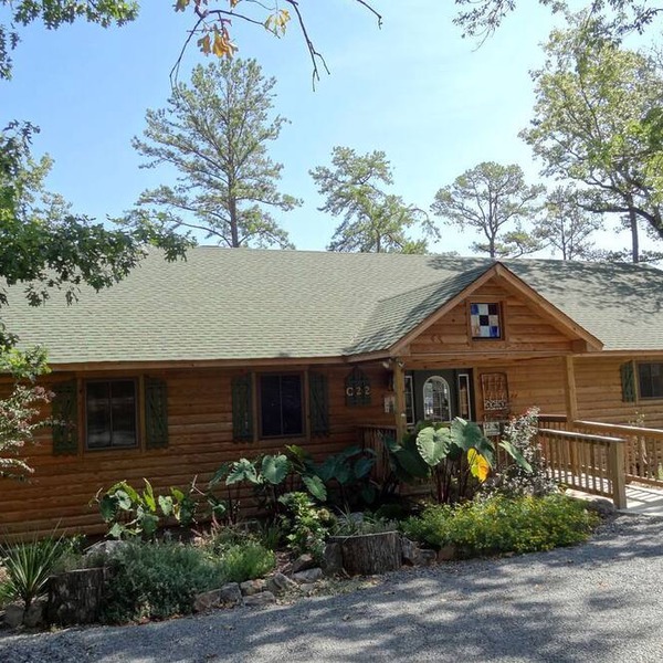 Waterfront Group Cottage with Hot-Tub and Pool in Mount Ida, Arkansas