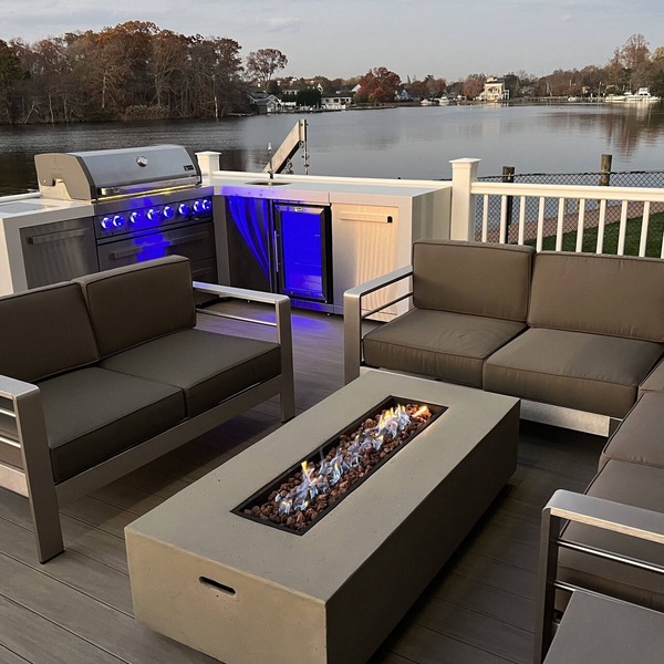 Waterfront home, deck, bbq, fire pit, boats, hot tub, and more!