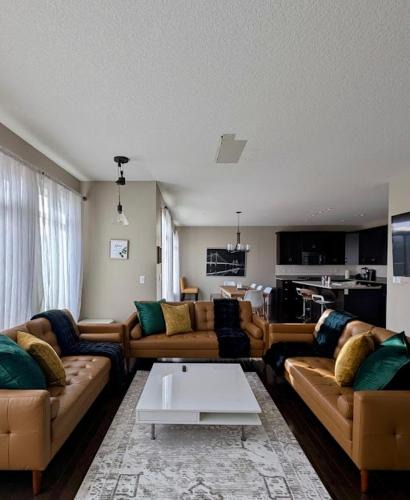 Waterfront Home, Fireplace, 90 min to Banff
